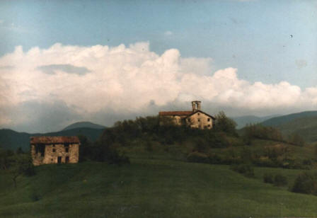 Chiesa di Borio con cascina limitrofa